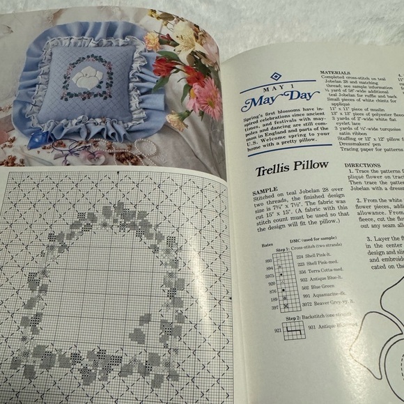 Holidays in Cross-Stitch 1987 Hardcover Book PatternsColor VanessaAnn Collection - Picture 9 of 15